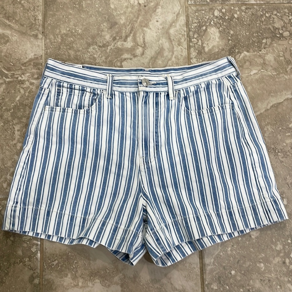 American Eagle Women’s Mom Short Blue and‎ white size 8!